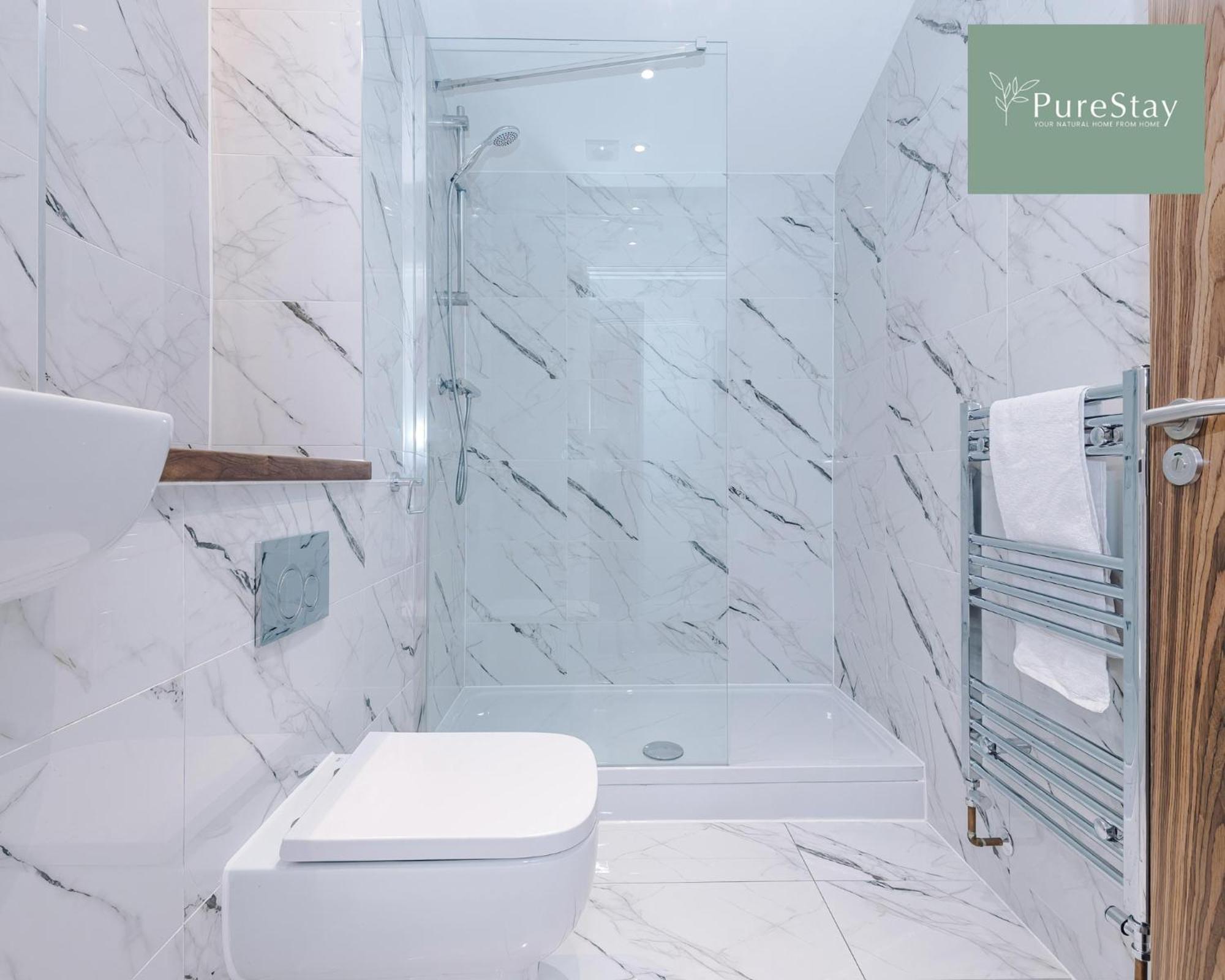 Stunning Five Bedroom Manchester House With Free Parking By Purestay Short Lets & Serviced Accommodation Esterno foto