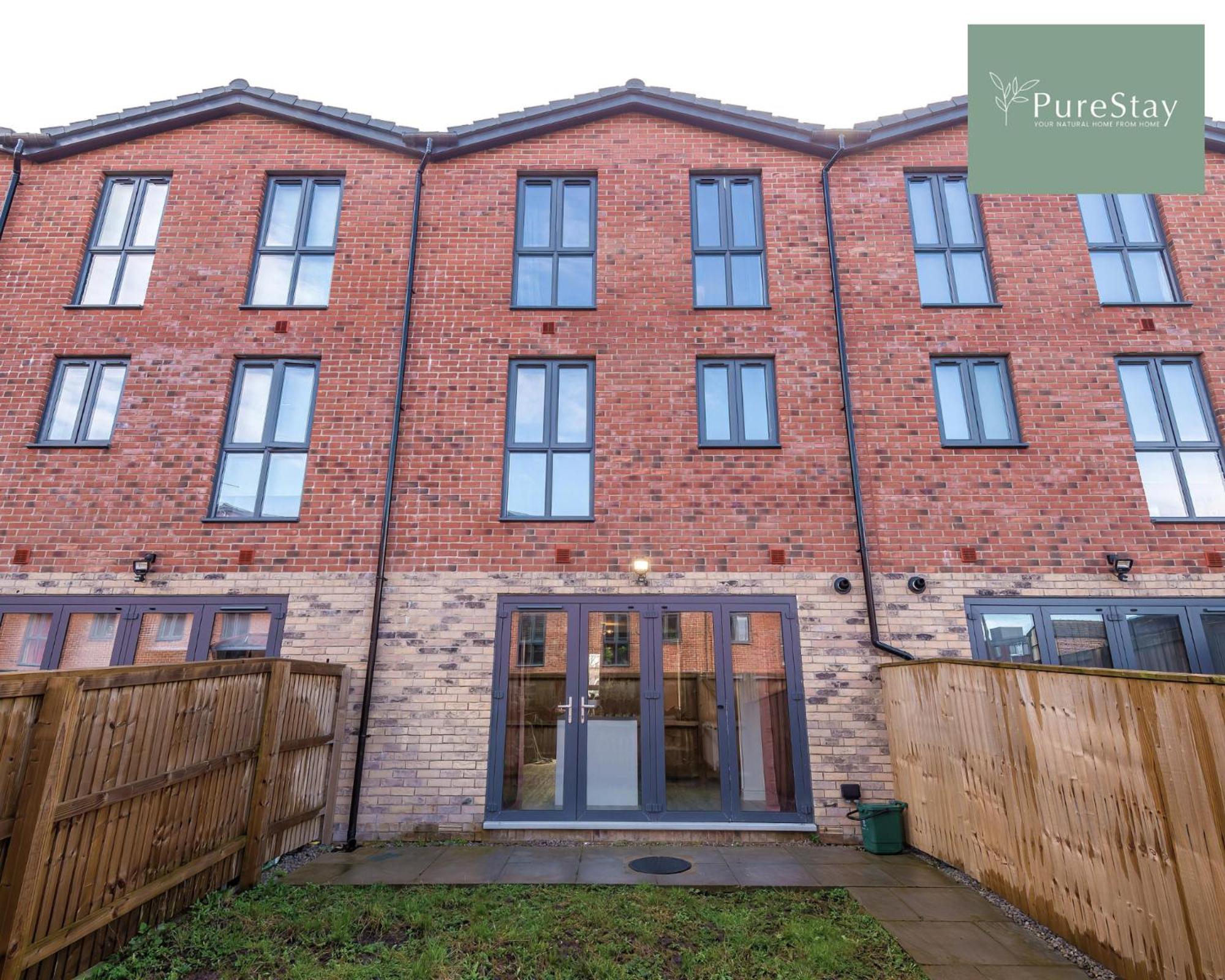 Stunning Five Bedroom Manchester House With Free Parking By Purestay Short Lets & Serviced Accommodation Esterno foto